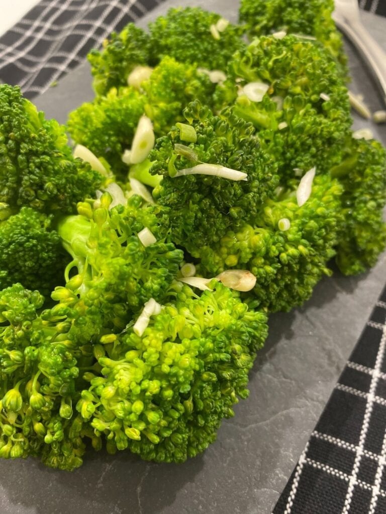 Steamed broccoli with garlic chives